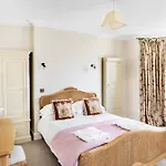Milton House Leyburn